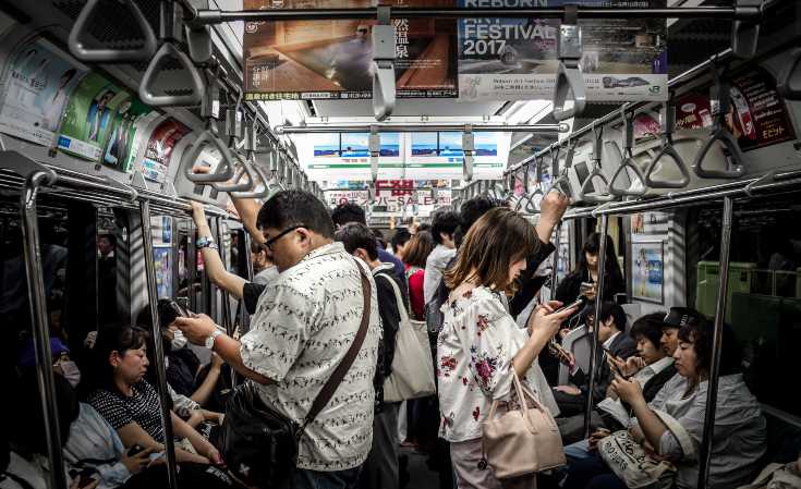 Bus Smartphone Università di Pisa (Unsplash)