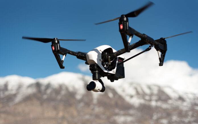 Drone vs uomo (Pixabay) Drone vs uomo (Pixabay)