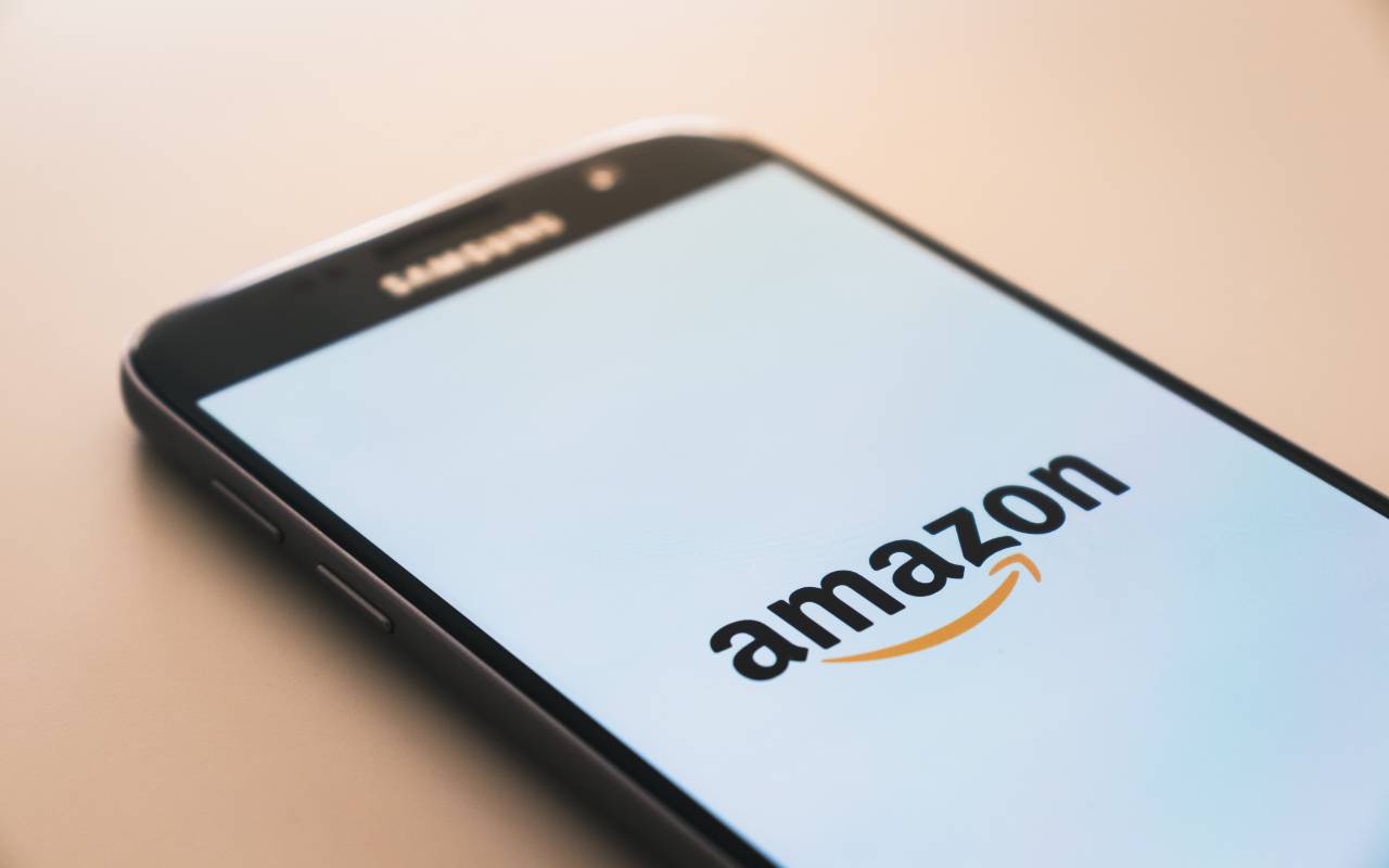 Smartphone Amazon e Poste Italiane (Pixabay)