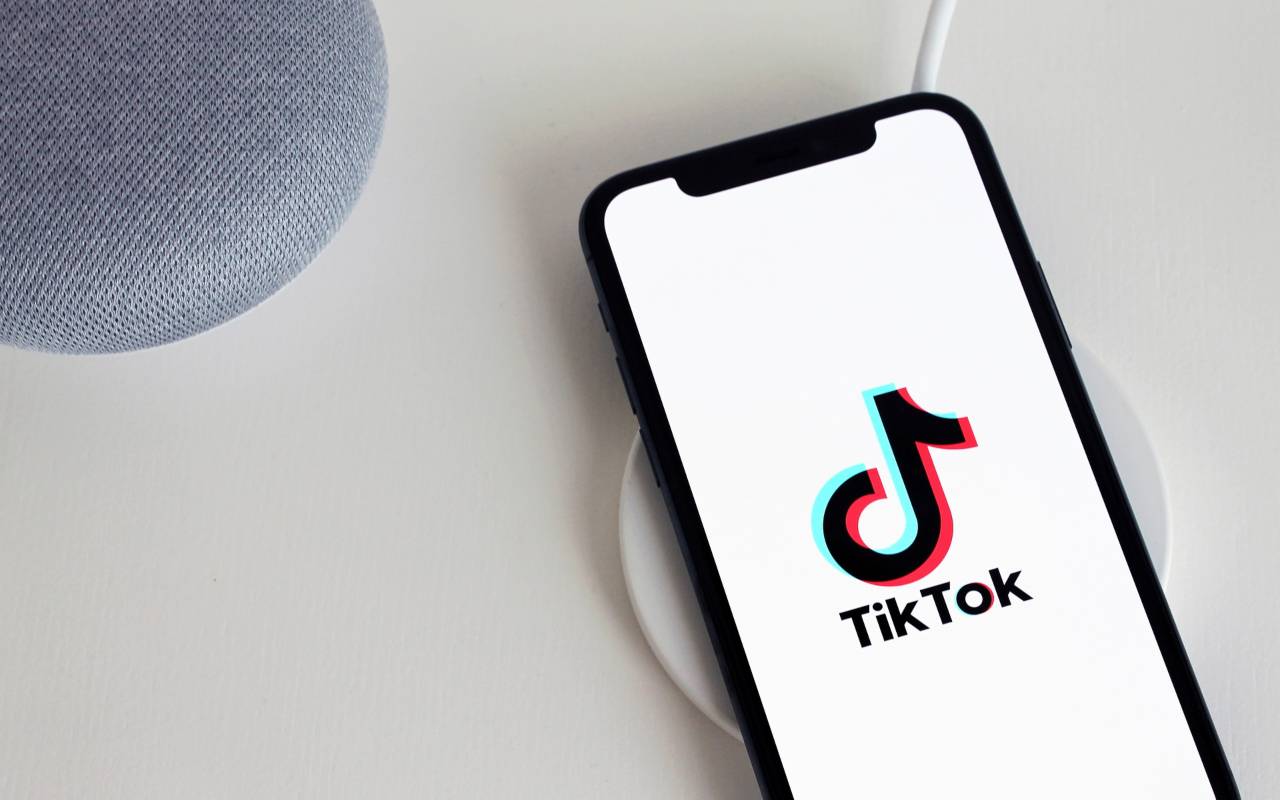 Smartphone TikTok lavoro (Pixabay)