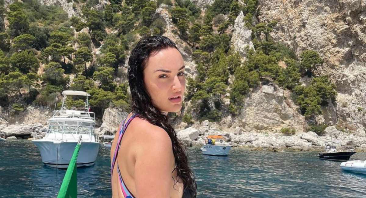 Arisa: il bikini contiene a fatica le sue forme bellissime-FOTO