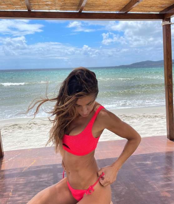 Elisabetta Canalis: il bikini in spiaggia mostra tutto-FOTO
