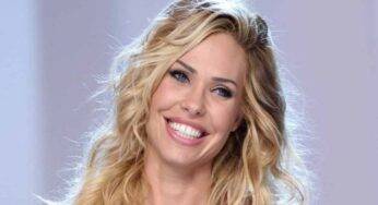 Ilary Blasi, gaffe in costume: sembra una sirena, atmosfera bollente – VIDEO