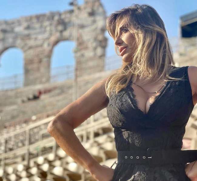 Sabrina Salerno: il vestito biricchino mostra troppo!-FOTO