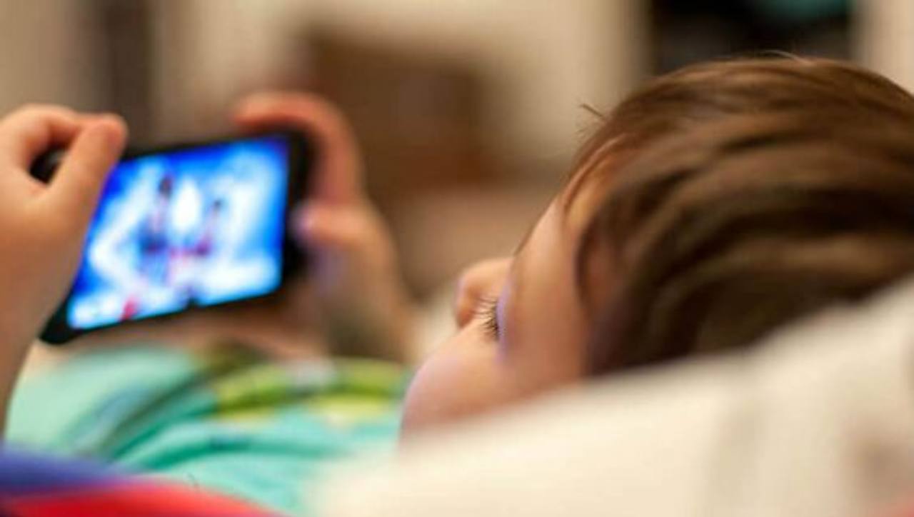 Il 40% dei minori condividerebbe dati sensibili online, senza rendersene conto