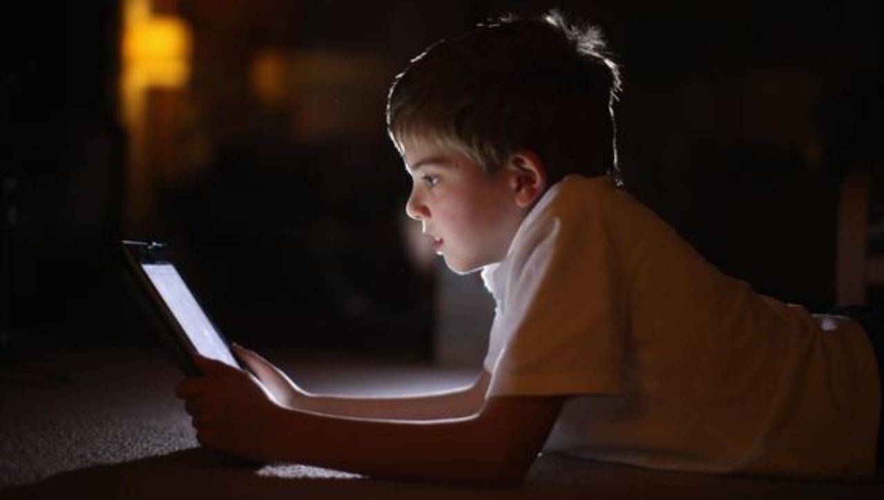 Il 40% dei minori condividerebbe dati sensibili online, senza rendersene conto