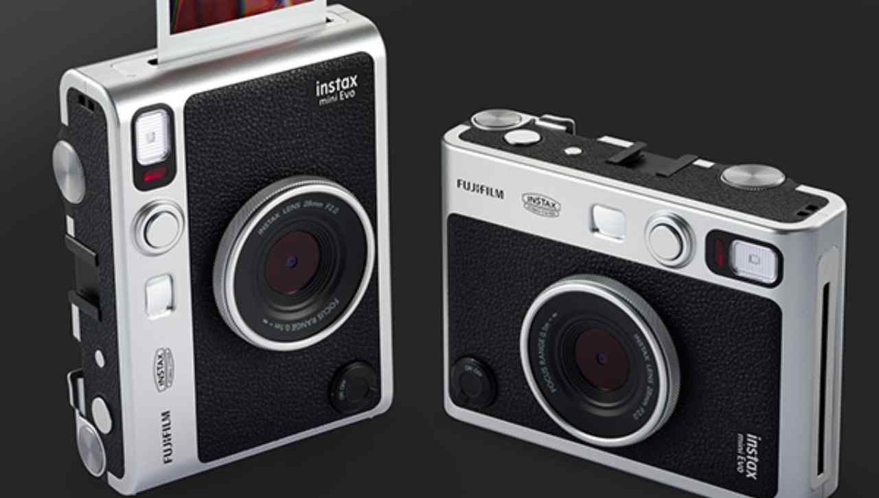 Instax lancia una fotocamera istantanea e stampante dall'aspetto vintage