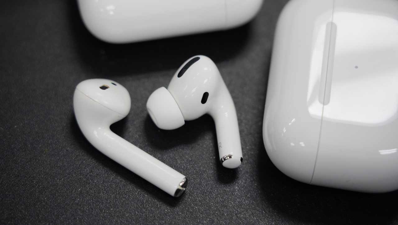 AirPods come ibuprofene? Pare di sì, tant'è che se ne ingoia uno - VIDEO