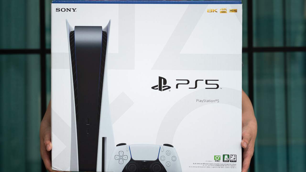 Corriere non consegna le PS5 e decide di rivenderle, un affare incredibile