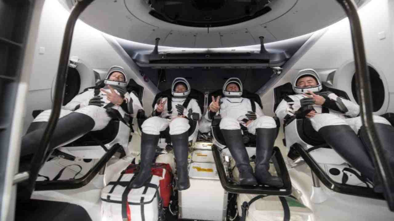 SpaceX ammara dopo 6 mesi nello spazio: equipaggio in salvo - VIDEO