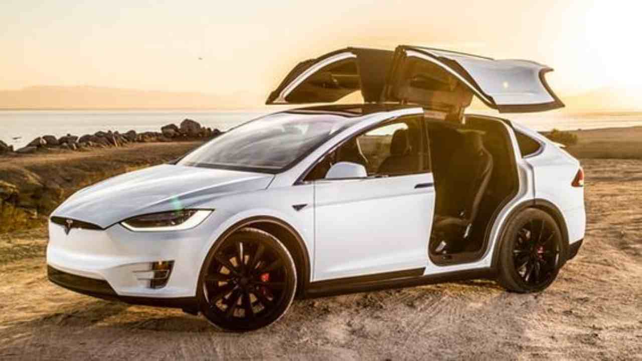 La Tesla riprende tutto l'incidente con la modalità sentinella: ora il pirata finisce in carcere