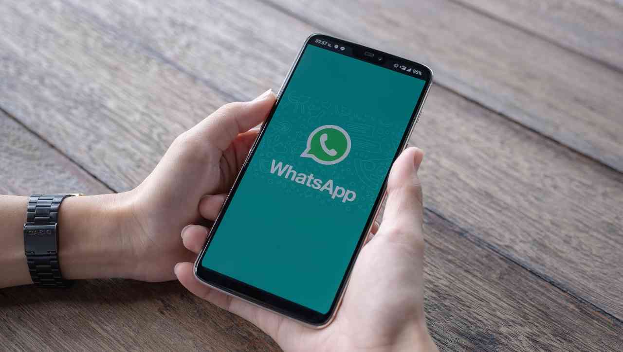 WhatsApp: c'è un trucco comodissimo per dettare le risposte ai messaggi