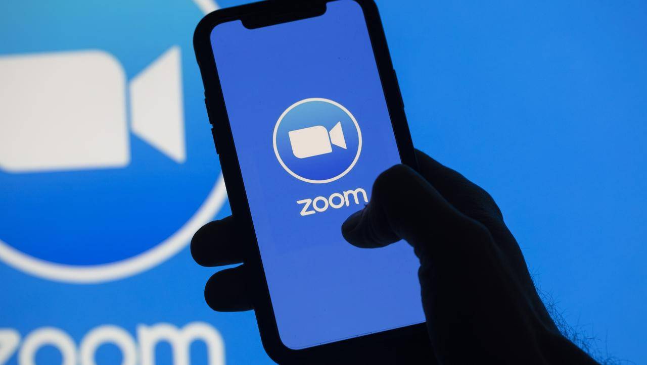 900 licenziamenti in un colpo solo con la complicità di Zoom: il caso