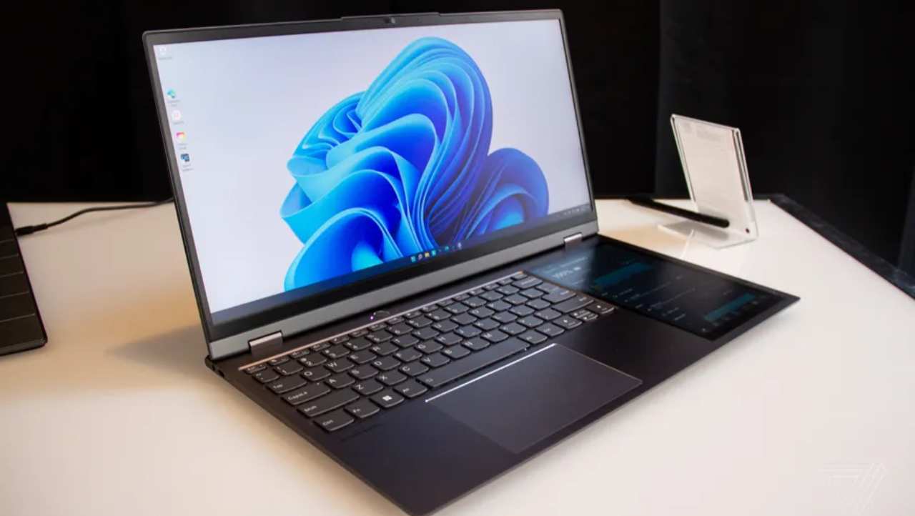 Lenovo lancia un laptop folle: nella tastiera sarà presente un display grande come un iPad Mini