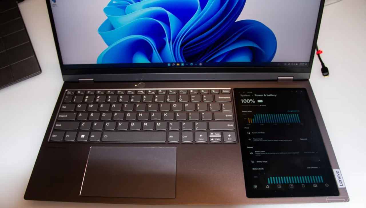 Lenovo lancia un laptop folle: nella tastiera sarà presente un display grande come un iPad Mini
