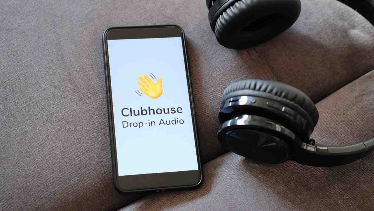 Clubhouse arriva alla versione web, ma forse con troppo ritardo: calo drastico degli utenti