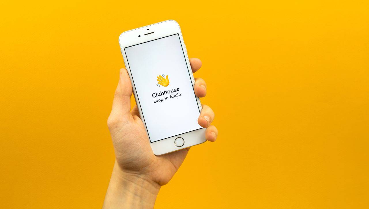Clubhouse arriva alla versione web, ma forse con troppo ritardo: calo drastico degli utenti