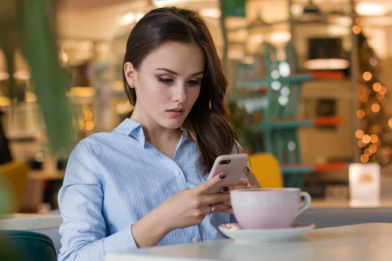 ragazza al telefono