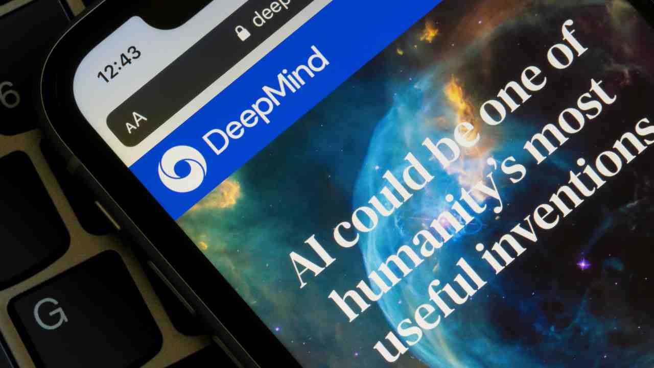 La DeepMind crea una AI che a breve ci sostituirà: ora sa programmare ed anche molto bene