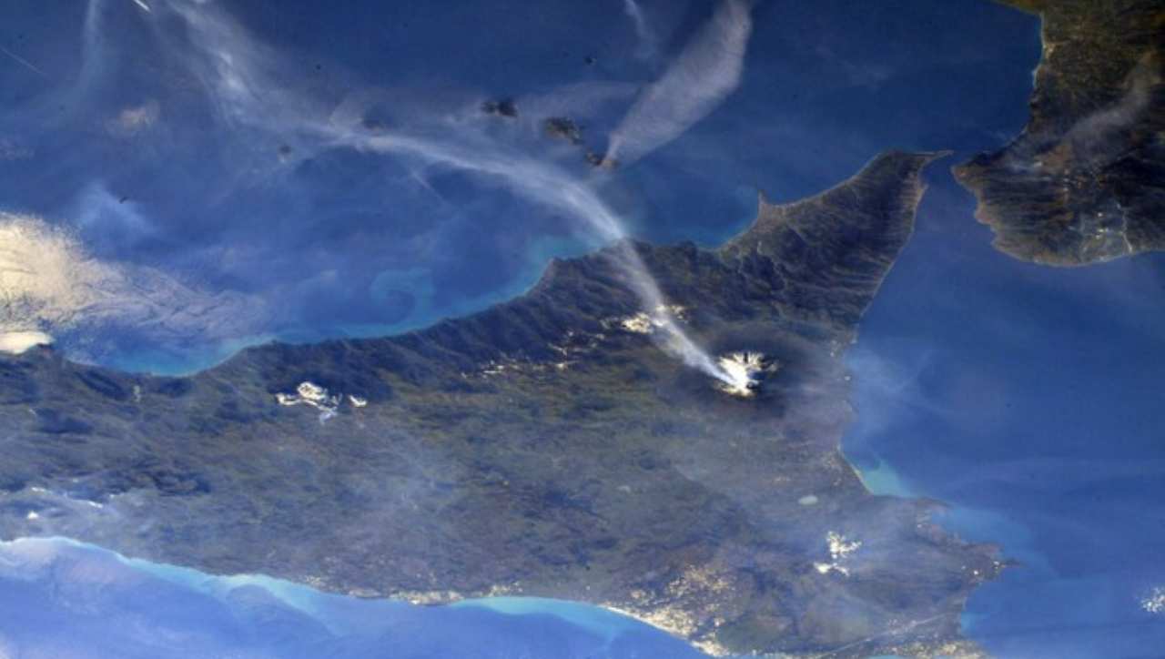 Dallo spazio ci arrivano le più belle foto dell'eruzione vulcanica dell'Etna
