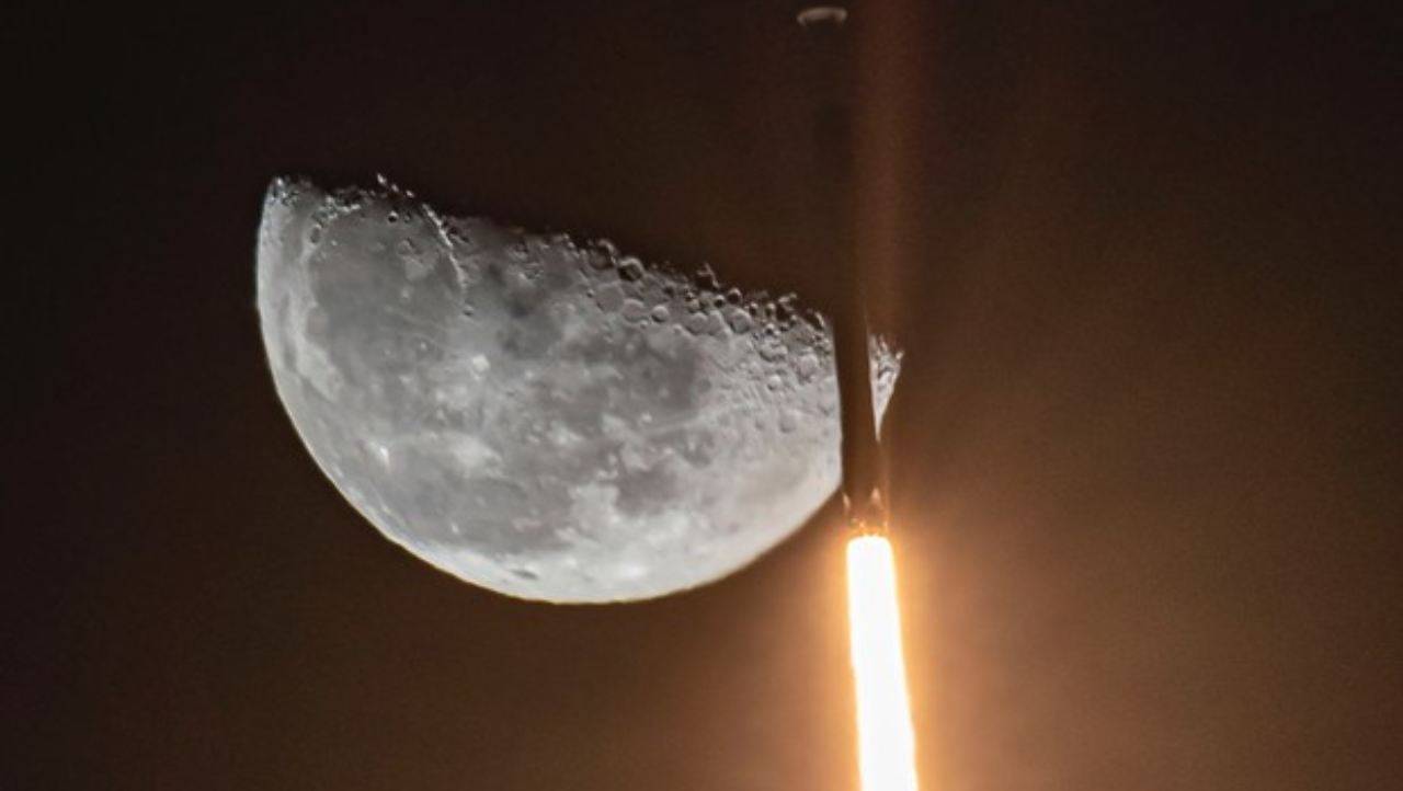 Il Falcon 9 fuori controllo che si schianterà sulla Luna: le prime immagini e come vedere il live dell'impatto