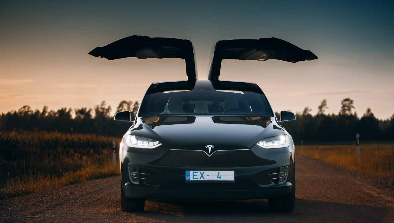 Tesla fallisce con Model X: qualcosa è andato storto