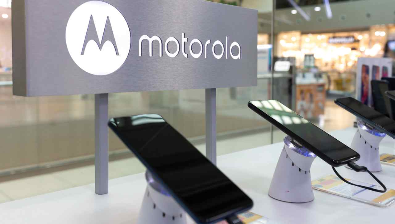 Motorola pubblica la foto del suo primo caricatore ad alta efficienza: 125 W vi bastano?