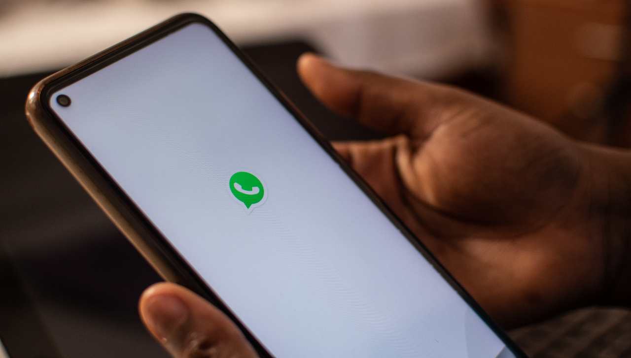 WhatsApp, ora anche i messaggi effimeri potranno esser salvati, ecco il cambiamento