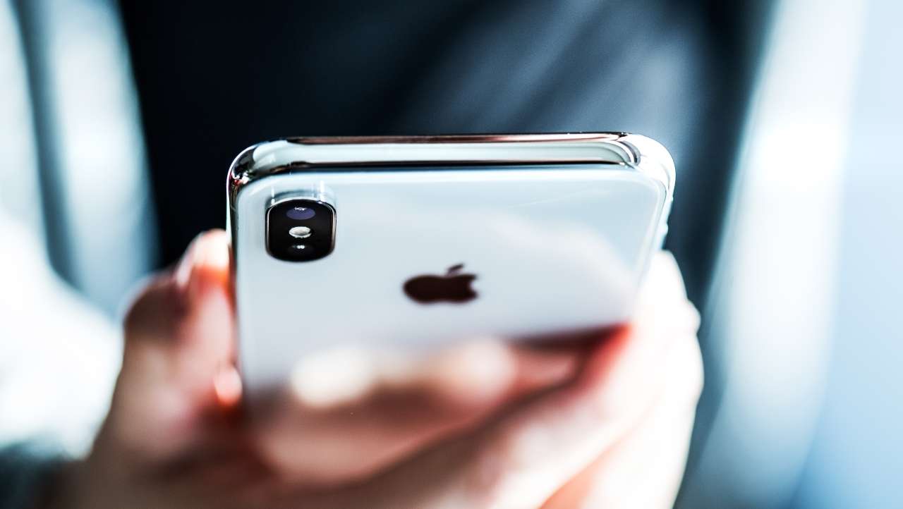 Apple vuole battere tutti e prepara nuovo iPhone con USB-C secondo Bloomberg