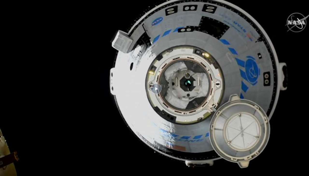 Il turismo spaziale fa un nuovo passo avanti, grazie alla Capsula Starliner: attracco effettuato con successo