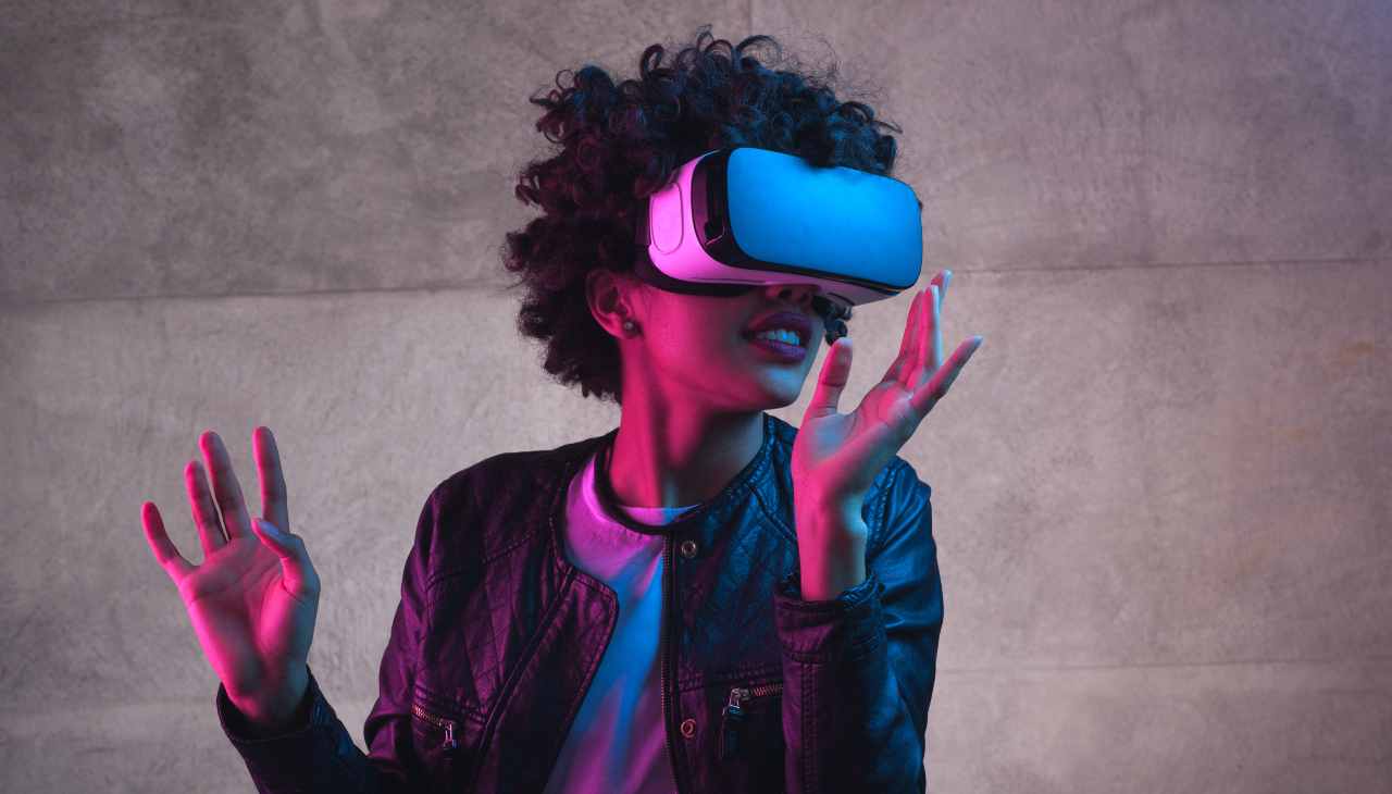 Realtà virtuale sempre più completa: ecco il visore per baciarsi