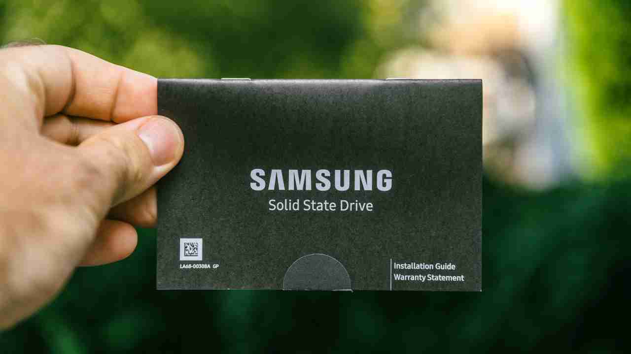 Samsung pensa alle auto danco una dimostrazione di come i suoi display OLED potranno adattarsi ad ogni superficie
