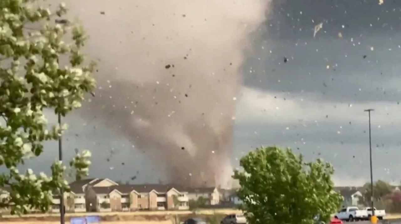 Un Tornado ripreso da vicino grazie questo spericolato e temerario drone: riprese mozzafiato