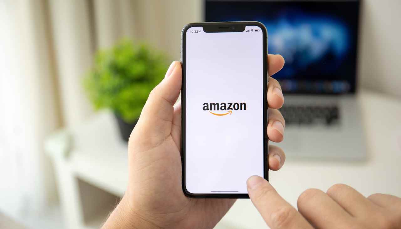 Amazon abbassa i costi di spedizione, ma solo per poco: ecco come avere 10 euro di sconto sugli acquisti