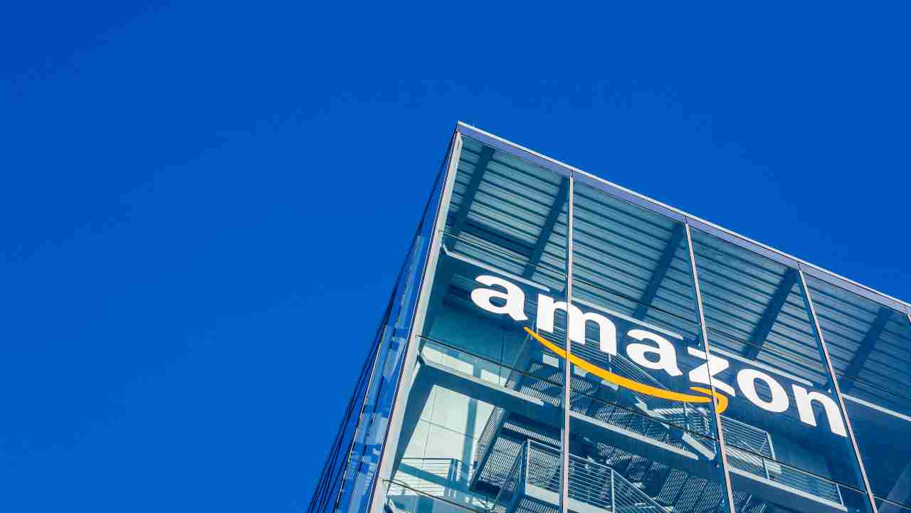 Amazon abbassa i costi di spedizione, ma solo per poco: ecco come avere 10 euro di sconto sugli acquisti