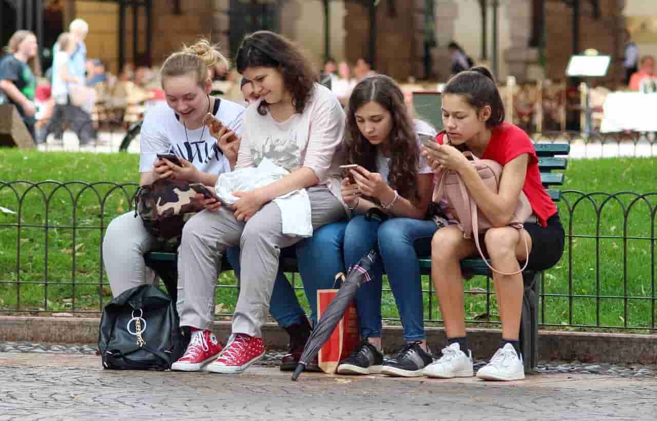 ragazze al cellulare