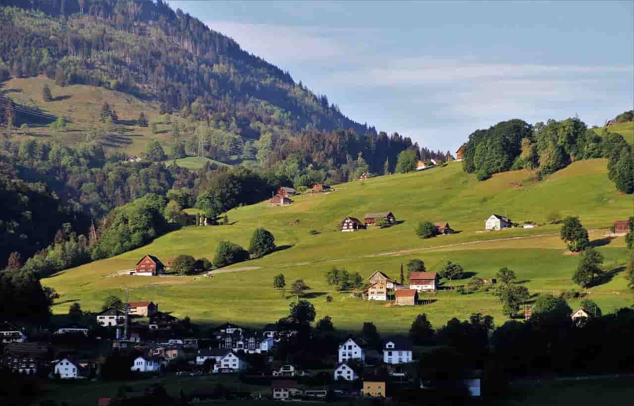 piccolo comune in montagna 