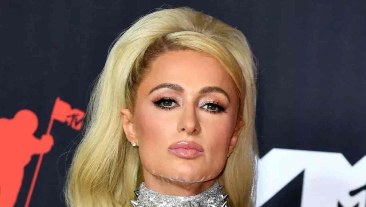 Paris Hilton entra nel mondo del Metaverso e vuole la corona da Regina