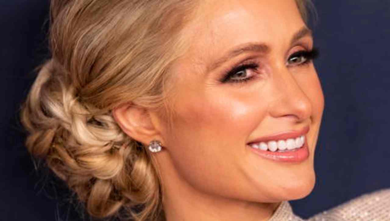 Paris Hilton entra nel mondo del Metaverso e vuole la corona da Regina