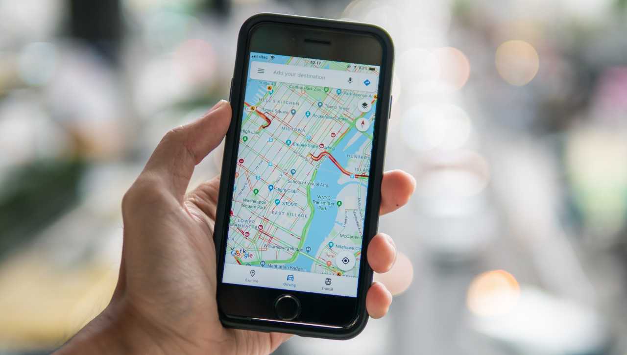 Google Maps sempre più avanzato per le auto. Sulle moto, però, rimane indietro: come mai?