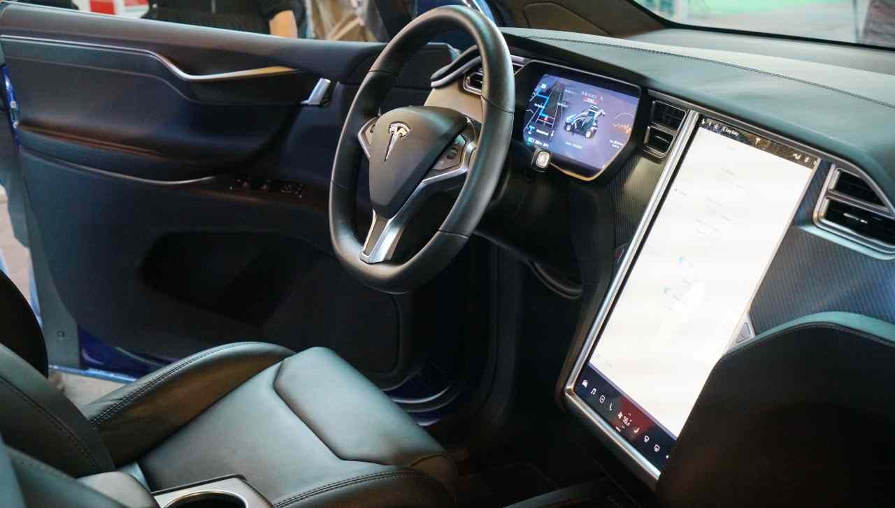 Tesla sotto attacco per gravi problemi all'Autopilot, potrebbe non arrivare mai in strada