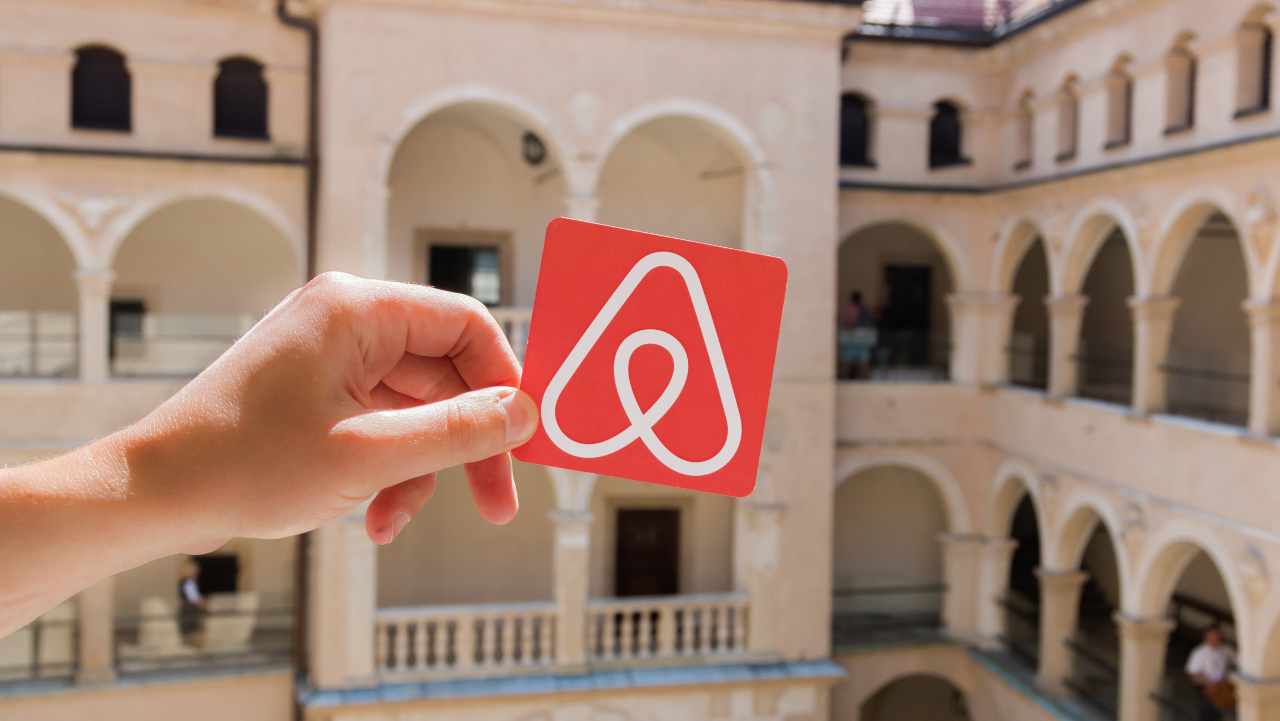 Niente party con Airbnb, grazie all'AI il sistema capisce se prenoti solo per fare festa