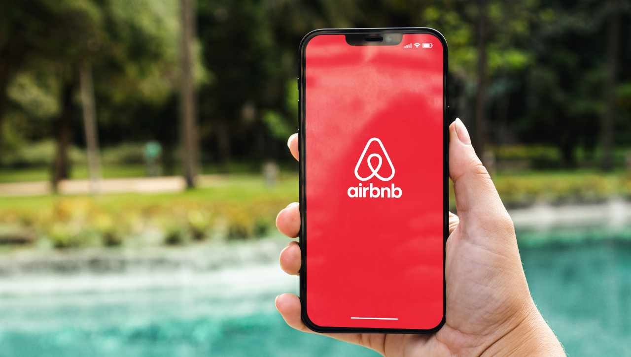 Niente party con Airbnb, grazie all'AI il sistema capisce se prenoti solo per fare festa