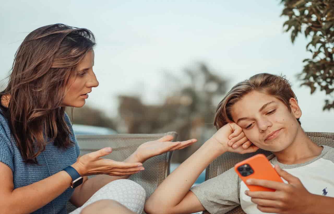 madre, figlio e telefono