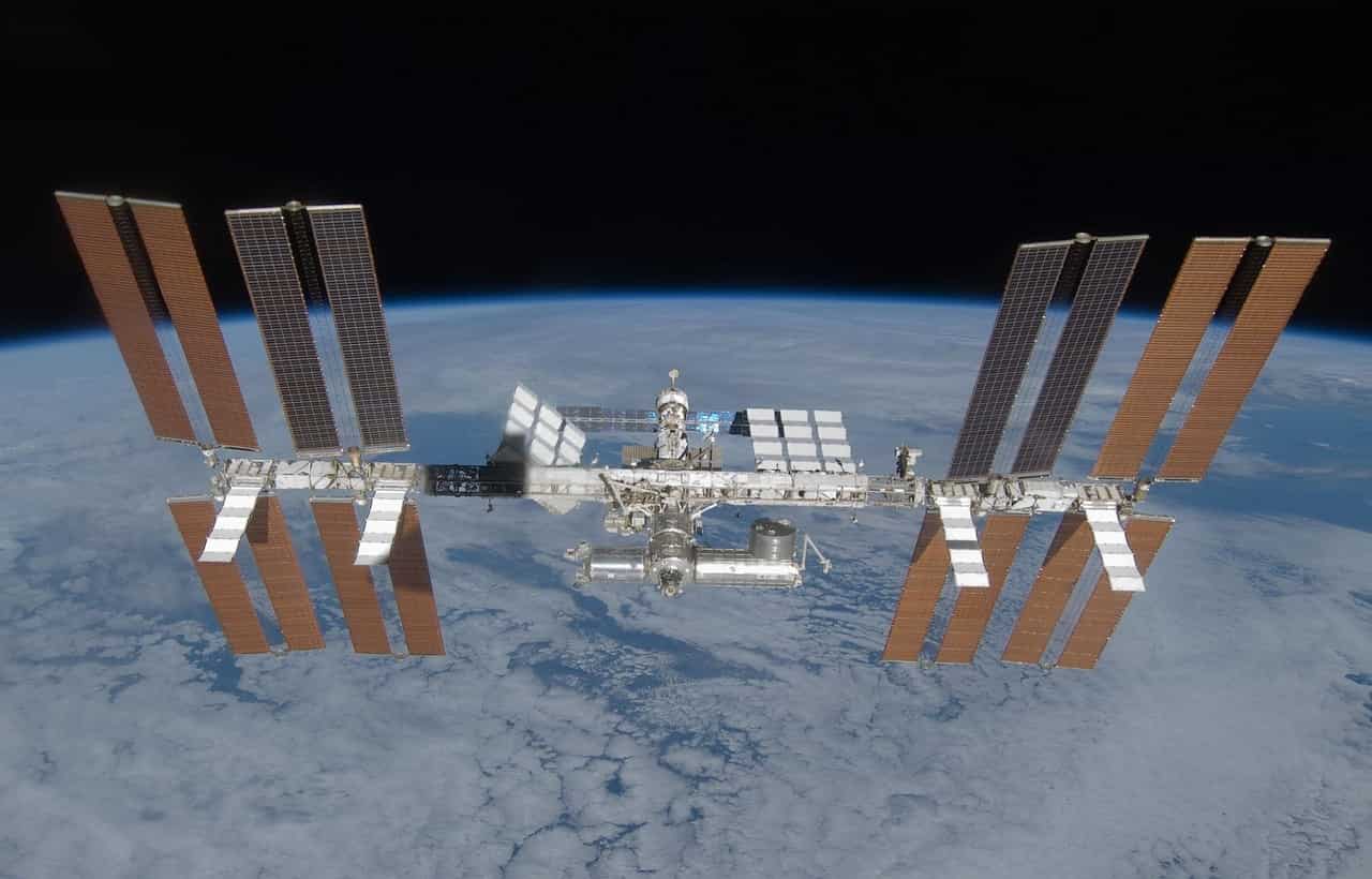 ISS illuminata 