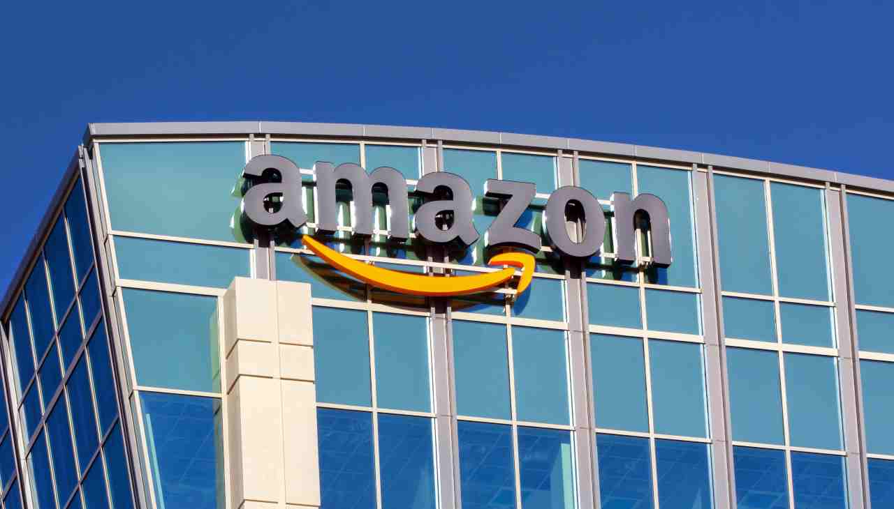 Amazon, le recensioni false portano ad una denuncia penale: il colosso parla con l'UE, la colpa è italiana