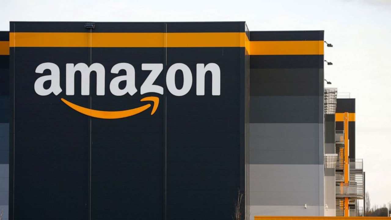 Amazon, le recensioni false portano ad una denuncia penale: il colosso parla con l'UE, la colpa è italiana