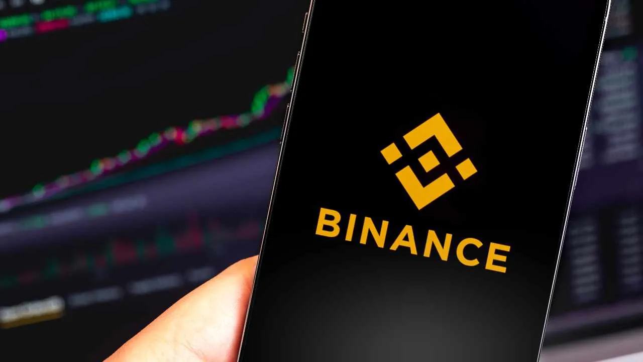 Binance sotto attacco, gli hacker sottraggono tokens per mezzo miliardo di dollari: è il furto del secolo?