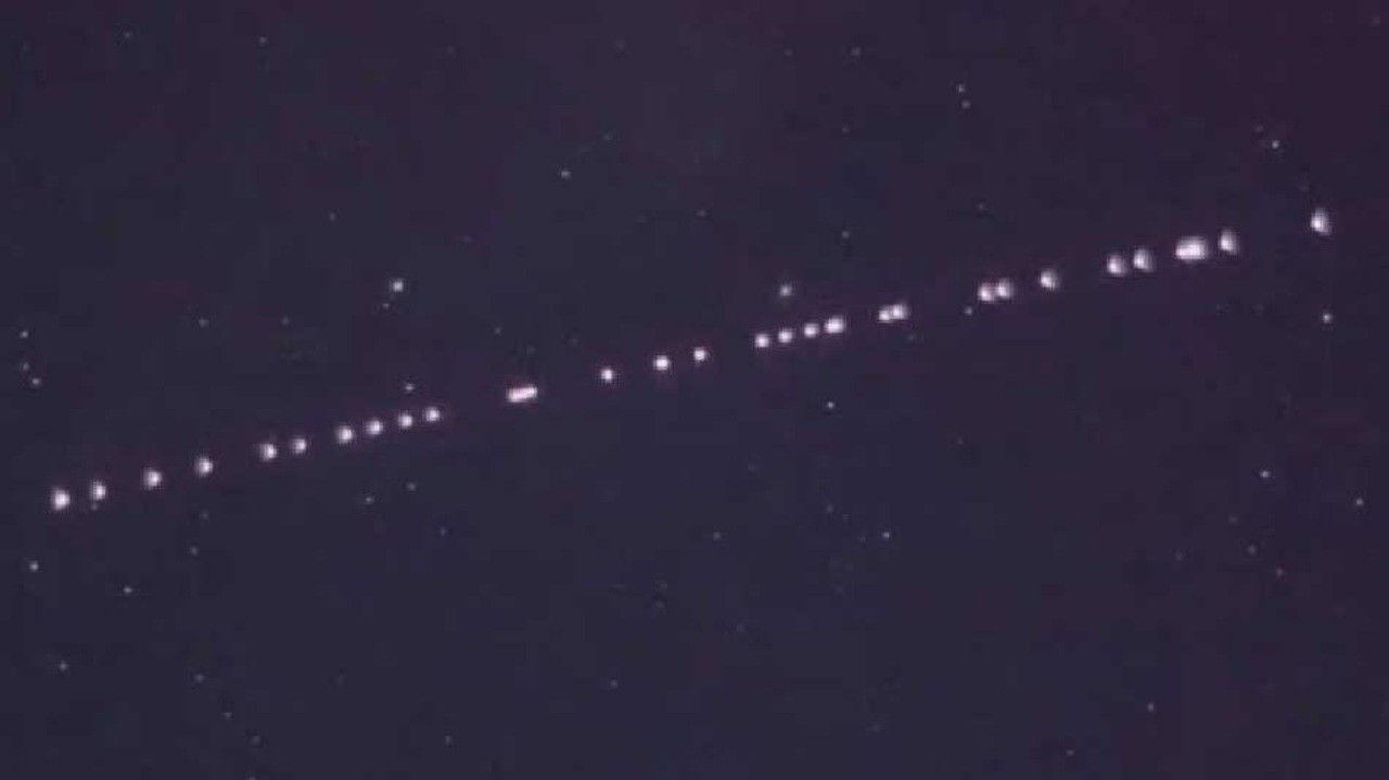 Elon Musk ci mostra la Terra dai suoi stelliti StarLink: lo spettacolo lascia a bocca aperta