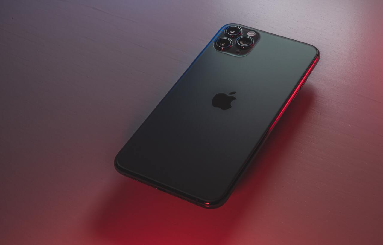 iPhone nero e sfondo rosso